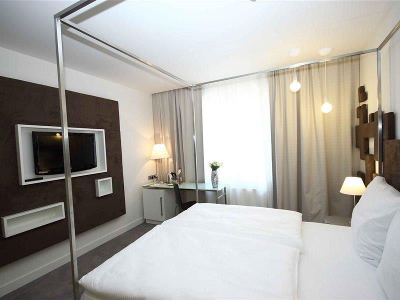 Pure White Hotel Прага Стая снимка