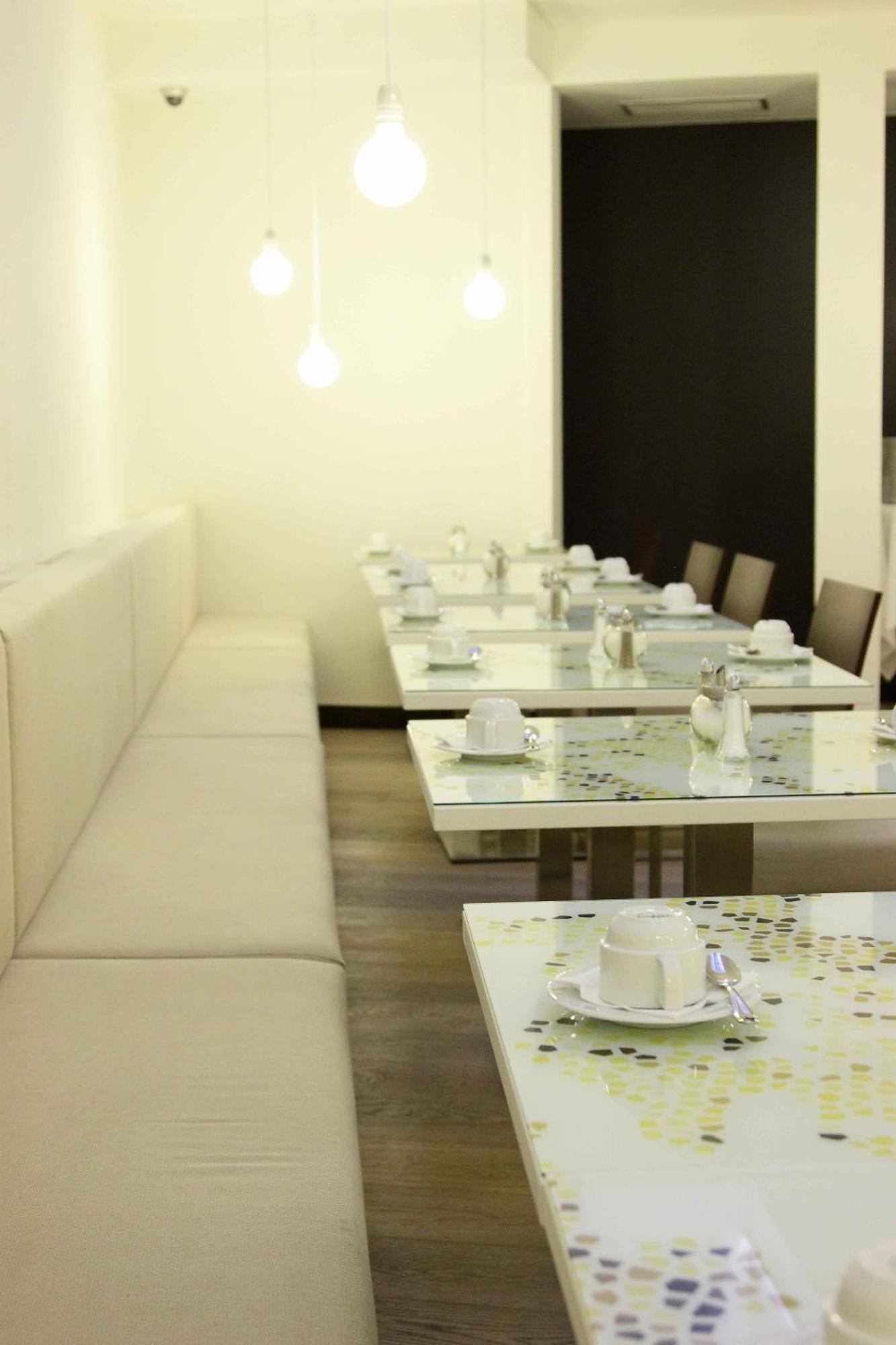 Pure White Hotel Прага Екстериор снимка