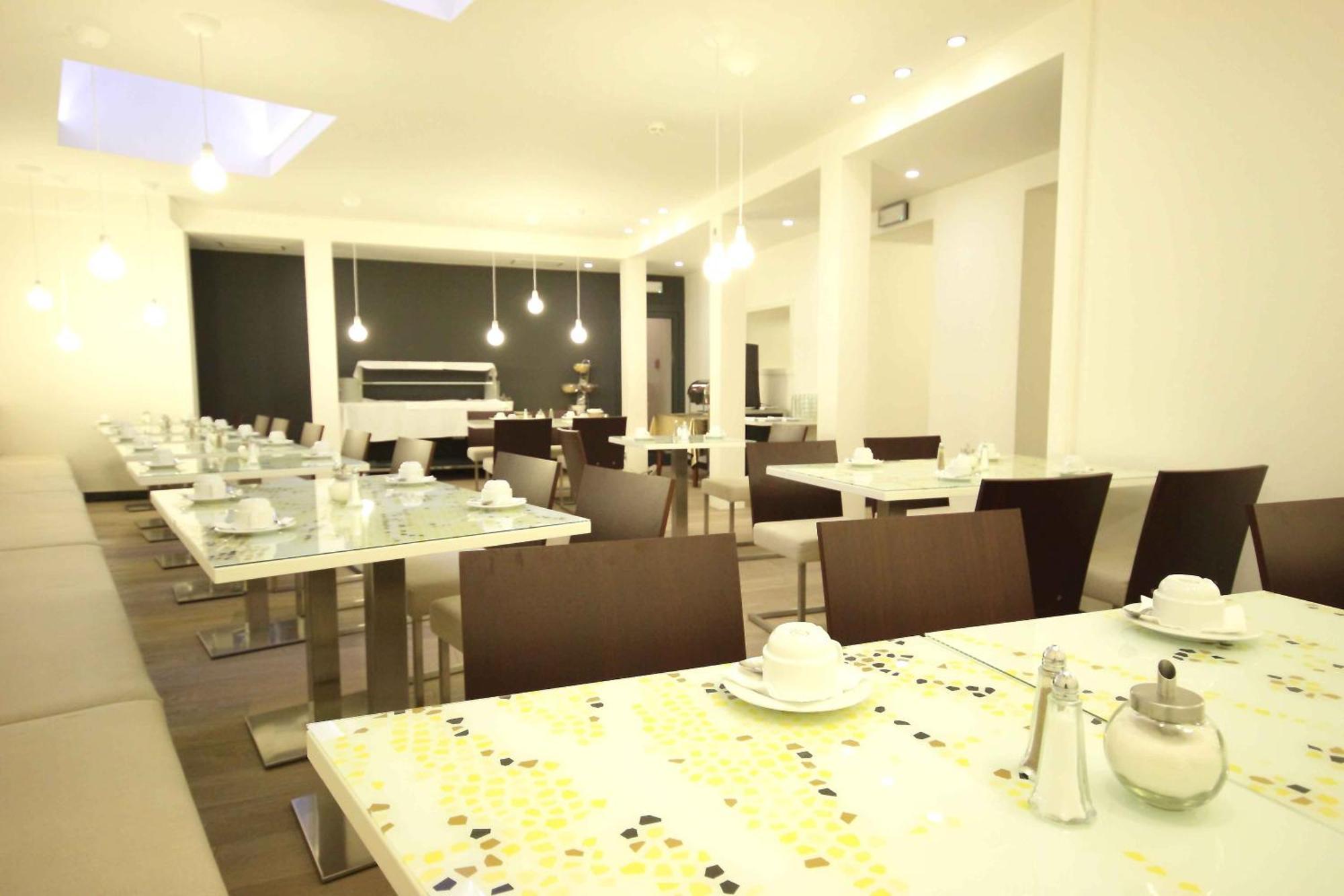 Pure White Hotel Прага Ресторант снимка