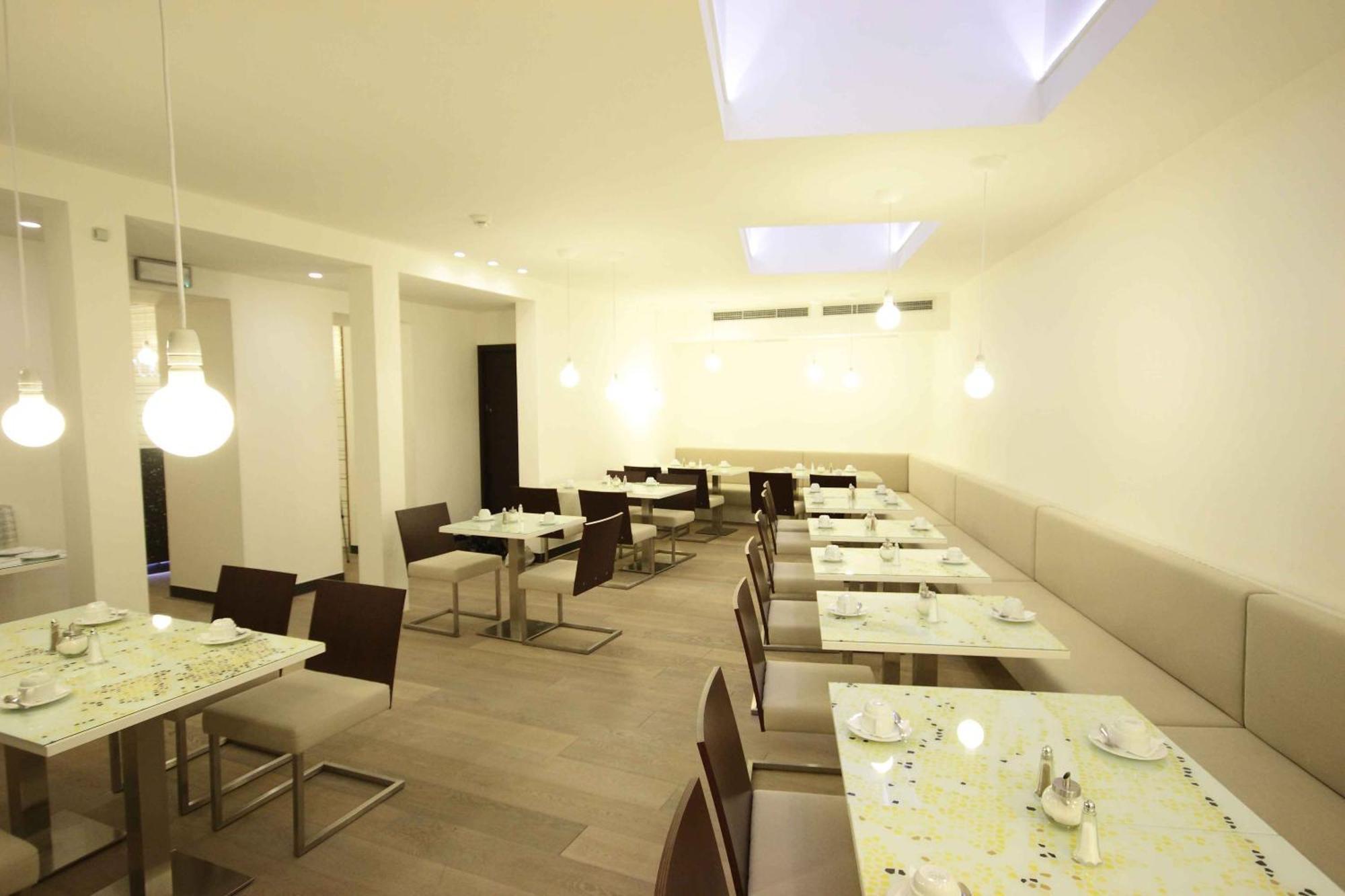 Pure White Hotel Прага Ресторант снимка