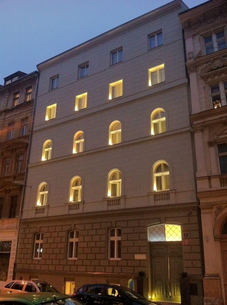 Pure White Hotel Прага Екстериор снимка